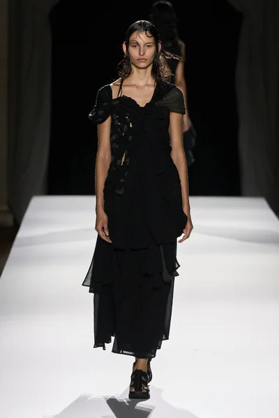 Look 16